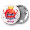 Przypinka Super Kropka z Koroną: przypinka na Dzień Kropki z napisem Super Kropka oraz polem imię (np. Antek) – przód i aluminiowy tył z agrafką