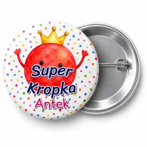 Przypinka Super Kropka z Koroną: przypinka na Dzień Kropki z napisem Super Kropka oraz polem imię (np. Antek) – przód i aluminiowy tył z agrafką