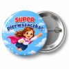 Przypinka Super Pierwszaczka Superbohaterka: przypinka na pasowanie pierwszoklasisty z napisem Super pierwszaczka! – przód i aluminiowy tył z agrafką