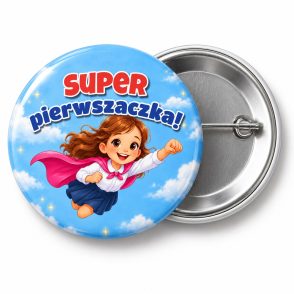 Przypinka Super Pierwszaczka Superbohaterka: przypinka na pasowanie pierwszoklasisty z napisem Super pierwszaczka! – przód i aluminiowy tył z agrafką