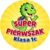 Wzór: Przypinka Super Pierwszak z Nazwą Klasy Dinozaur – napis Super Pierwszak i pole klasa