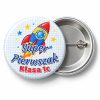 Przypinka Super Pierwszak z Nazwą Klasy Kredkowa Rakieta: przypinka na pasowanie pierwszoklasisty z napisem Super Pierwszak oraz polem klasa (np. Klasa 1c) – przód i aluminiowy tył z agrafką