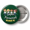 Przypinka Super Pierwszak z Nazwą Klasy Kredowe Dzieci: przypinka na pasowanie pierwszoklasisty z napisem Super Pierwszak oraz polem klasa (np. Klasa 1c) – przód i aluminiowy tył z agrafką