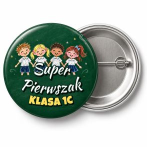 Przypinka Super Pierwszak z Nazwą Klasy Kredowe Dzieci: przypinka na pasowanie pierwszoklasisty z napisem Super Pierwszak oraz polem klasa (np. Klasa 1c) – przód i aluminiowy tył z agrafką