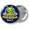 Przypinka Super Pierwszak z Nazwą Klasy Ufoludek: przypinka na pasowanie pierwszoklasisty z napisem Super Pierwszak oraz polem klasa (np. Klasa 1c) – przód i aluminiowy tył z agrafką
