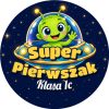 Wzór: Przypinka Super Pierwszak z Nazwą Klasy Ufoludek – napis Super Pierwszak i pole klasa