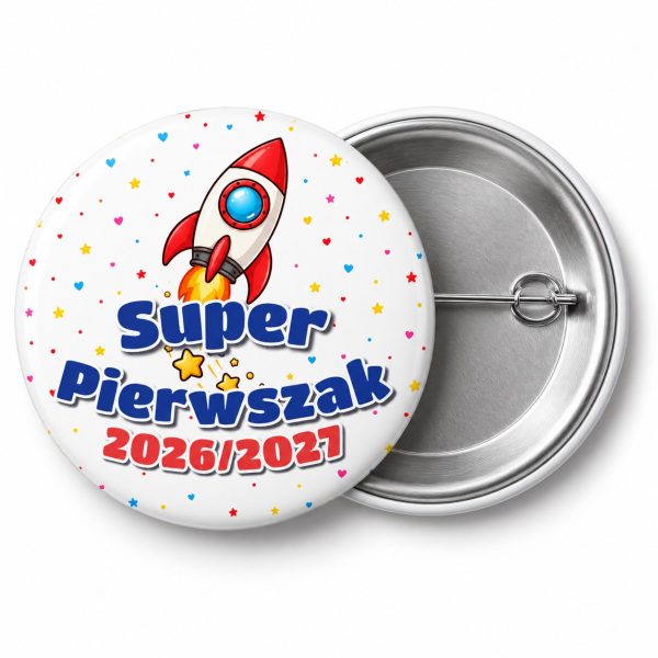 Przypinka Super Pierwszak z Rokiem Szkolnym Rakieta: przypinka na pasowanie pierwszoklasisty z napisem Super Pierwszak oraz polem rok szkolny (np. 2026/2027) – przód i aluminiowy tył z agrafką