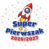 Wzór: Przypinka Super Pierwszak z Rokiem Szkolnym Rakieta – napis Super Pierwszak i pole rok szkolny