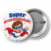 Przypinka Super Przedszkolak Mały Superbohater: przypinka na pasowanie na przedszkolaka z napisem Super przedszkolak! – przód i aluminiowy tył z agrafką