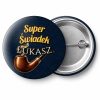 Przypinka Super Świadek z Imieniem Fajka: przypinka na wieczór kawalerski z napisem Super Świadek oraz polem imię (np. Łukasz) – przód i aluminiowy tył z agrafką