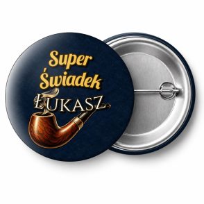 Przypinka Super Świadek z Imieniem Fajka: przypinka na wieczór kawalerski z napisem Super Świadek oraz polem imię (np. Łukasz) – przód i aluminiowy tył z agrafką