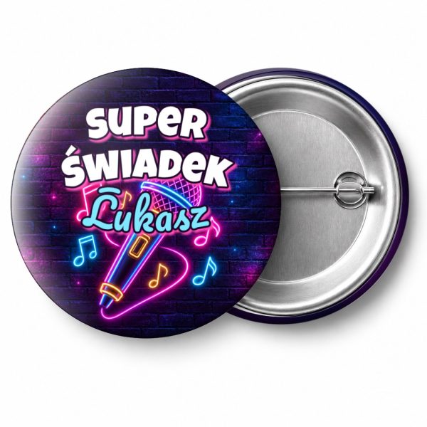 Przypinka Super Świadek z Imieniem Neonowy Mikrofon: przypinka na wieczór kawalerski z napisem Super Świadek oraz polem imię (np. Łukasz) – przód i aluminiowy tył z agrafką