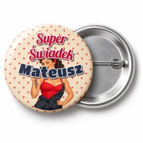 Przypinka Super Świadek z Imieniem Pin-up Mechanik: przypinka na wieczór kawalerski z napisem Super Świadek oraz polem imię (np. Mateusz) – przód i aluminiowy tył z agrafką