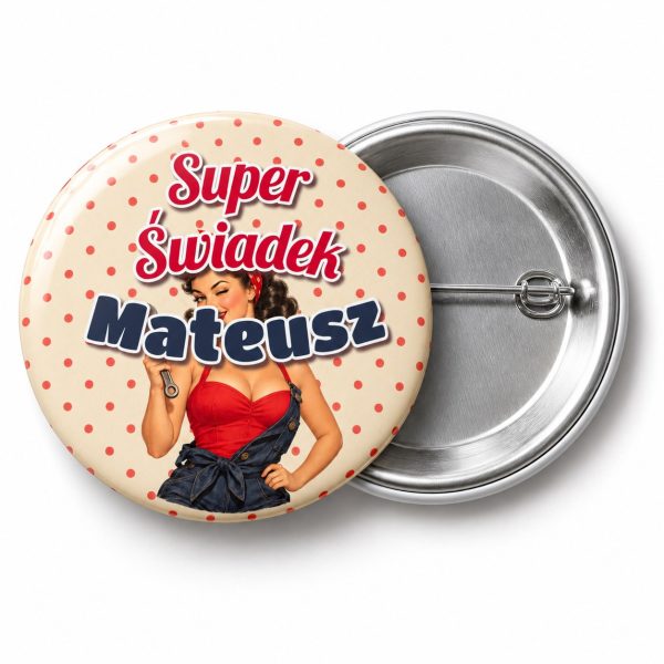 Przypinka Super Świadek z Imieniem Pin-up Mechanik: przypinka na wieczór kawalerski z napisem Super Świadek oraz polem imię (np. Mateusz) – przód i aluminiowy tył z agrafką