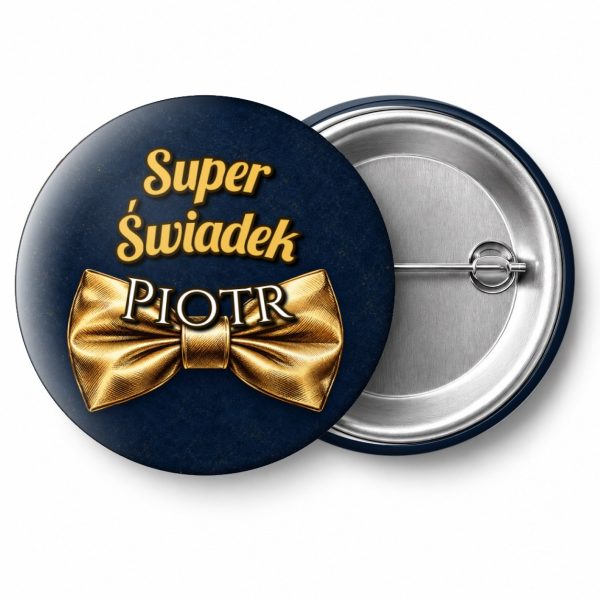 Przypinka Super Świadek z Imieniem Złota Muszka: przypinka na wieczór kawalerski z napisem Super Świadek oraz polem imię (np. Piotr) – przód i aluminiowy tył z agrafką