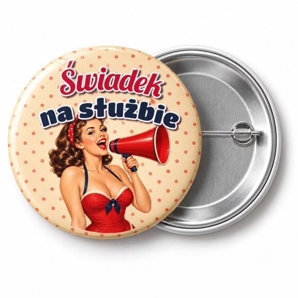 Przypinka Świadek na Służbie Pin-up z Megafonem: przypinka na wieczór kawalerski z napisem Świadek na służbie – przód i aluminiowy tył z agrafką