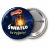 Przypinka Światło Przyjaźni: przypinka na Dzień Myśli Braterskiej z napisem Światło przyjaźni – przód i aluminiowy tył z agrafką
