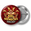 Przypinka Sylwester Bal Wenecki: przypinka na Sylwestra z napisem Bal Wenecki oraz polem rok (np. 2026/2027) – przód i aluminiowy tył z agrafką