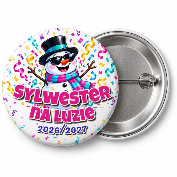 Przypinka Sylwester Bałwan na Luzie: przypinka na Sylwestra z napisem Sylwester na luzie oraz polem rok (np. 2026/2027) – przód i aluminiowy tył z agrafką