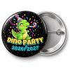 Przypinka Sylwester Dino Party: przypinka na Sylwestra z napisem Dino Party oraz polem rok (np. 2026/2027) – przód i aluminiowy tył z agrafką
