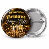 Przypinka Sylwester Firmowy: przypinka na Sylwestra z napisem Sylwester Firmowy oraz polem firma (np. Firma XYZ) – przód i aluminiowy tył z agrafką