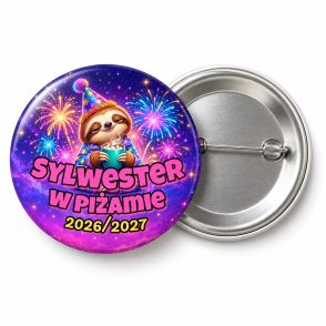 Przypinka Sylwester Leniwiec w Piżamie: przypinka na Sylwestra z napisem Sylwester w piżamie oraz polem rok (np. 2026/2027) – przód i aluminiowy tył z agrafką
