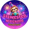 Wzór: Przypinka Sylwester Leniwiec w Piżamie – napis Sylwester w piżamie i pole rok na sylwestrowej grafice
