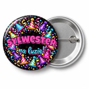 Przypinka Sylwester na Luzie: przypinka na Sylwestra z napisem Sylwester na luzie! – przód i aluminiowy tył z agrafką