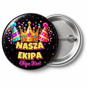 Przypinka Sylwester Nasza Ekipa: przypinka na Sylwestra z napisem Nasza Ekipa oraz polem ekipa (np. Ekipa Kasi) – przód i aluminiowy tył z agrafką