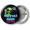 Przypinka Sylwester nie z tej Ziemi: przypinka na Sylwestra z napisem Nie z tej Ziemi oraz polem ekipa (np. Ekipa Kuby) – przód i aluminiowy tył z agrafką