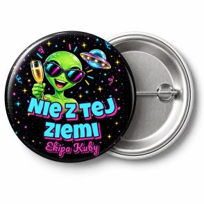 Przypinka Sylwester nie z tej Ziemi: przypinka na Sylwestra z napisem Nie z tej Ziemi oraz polem ekipa (np. Ekipa Kuby) – przód i aluminiowy tył z agrafką