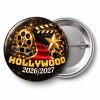 Przypinka Sylwester w Stylu Hollywood: przypinka na Sylwestra z napisem Hollywood oraz polem rok (np. 2026/2027) – przód i aluminiowy tył z agrafką