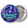 Przypinka Sylwester w Stylu Science Fiction: przypinka na Sylwestra z napisem Kosmiczny Sylwester oraz polem rok (np. 2026/2027) – przód i aluminiowy tył z agrafką