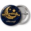 Przypinka Sylwestrowa Noc Pełna Magii: przypinka na Sylwestra z napisem Sylwestrowa noc pełna magii – przód i aluminiowy tył z agrafką