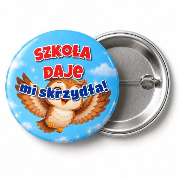 Przypinka Szkoła Daje Mi Skrzydła Sowa: przypinka na pasowanie pierwszoklasisty z napisem Szkoła daje mi skrzydła! – przód i aluminiowy tył z agrafką