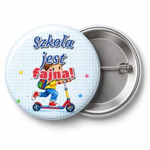 Przypinka Szkoła Jest Fajna Hulajnoga: przypinka na pasowanie pierwszoklasisty z napisem Szkoła jest fajna! – przód i aluminiowy tył z agrafką