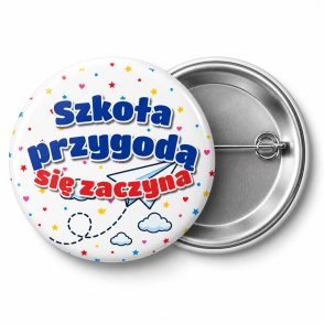 Przypinka Szkoła Przygodą Się Zaczyna Papierowy Samolot: przypinka na pasowanie pierwszoklasisty z napisem Szkoła przygodą się zaczyna – przód i aluminiowy tył z agrafką