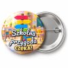 Przypinka Szkolna Przygoda Czeka Drogowskaz: przypinka na pasowanie pierwszoklasisty z napisem Szkolna przygoda czeka! – przód i aluminiowy tył z agrafką