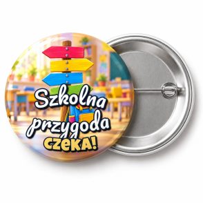 Przypinka Szkolna Przygoda Czeka Drogowskaz: przypinka na pasowanie pierwszoklasisty z napisem Szkolna przygoda czeka! – przód i aluminiowy tył z agrafką