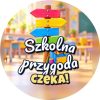Wzór: Przypinka Szkolna Przygoda Czeka Drogowskaz – grafika z napisem Szkolna przygoda czeka!