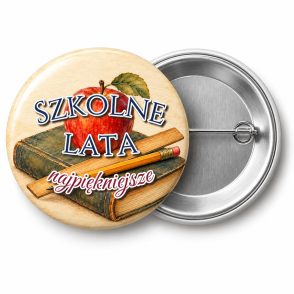 Przypinka Szkolne Lata Najpiękniejsze: przypinka na spotkanie klasowe z napisem Szkolne lata najpiękniejsze – przód i aluminiowy tył z agrafką