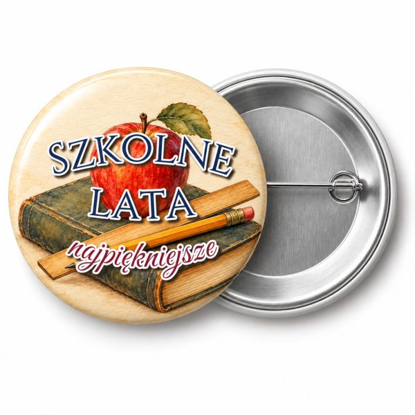 Przypinka Szkolne Lata Najpiękniejsze: przypinka na spotkanie klasowe z napisem Szkolne lata najpiękniejsze – przód i aluminiowy tył z agrafką