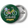 Przypinka Szkolny Start Kredowy Rower: przypinka na pasowanie pierwszoklasisty z napisem Szkolny start! – przód i aluminiowy tył z agrafką