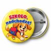 Przypinka Szkoło Nadchodzę Piesek z Tornistrem: przypinka na pasowanie pierwszoklasisty z napisem Szkoło, nadchodzę! – przód i aluminiowy tył z agrafką