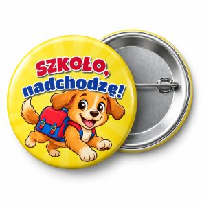 Przypinka Szkoło Nadchodzę Piesek z Tornistrem: przypinka na pasowanie pierwszoklasisty z napisem Szkoło, nadchodzę! – przód i aluminiowy tył z agrafką
