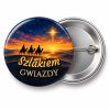 Przypinka Szlakiem Gwiazdy: przypinka na Orszak Trzech Króli z napisem Szlakiem gwiazdy – przód i aluminiowy tył z agrafką