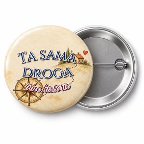 Przypinka Ta Sama Droga Inne Historie: przypinka na spotkanie klasowe z napisem Ta sama droga inne historie – przód i aluminiowy tył z agrafką