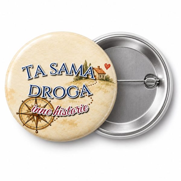 Przypinka Ta Sama Droga Inne Historie: przypinka na spotkanie klasowe z napisem Ta sama droga inne historie – przód i aluminiowy tył z agrafką