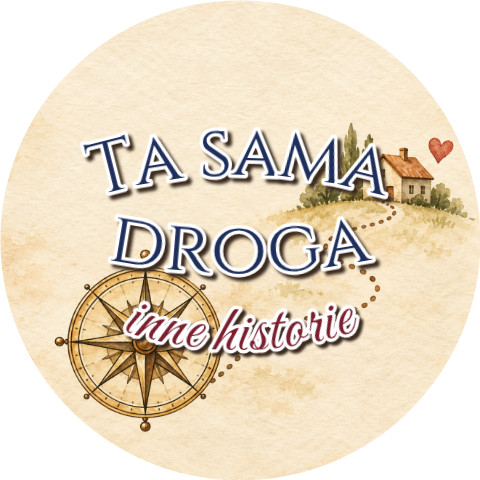 Wzór: Przypinka Ta Sama Droga Inne Historie – grafika z napisem Ta sama droga inne historie