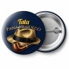 Przypinka Tata Pana Młodego Kapelusz i Fajka: przypinka na wieczór kawalerski z napisem Tata Pana Młodego – przód i aluminiowy tył z agrafką